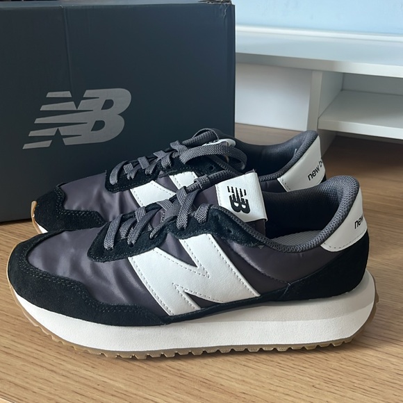 New Balance Black and Gray Athletic Shoes - Picture 6 of 16